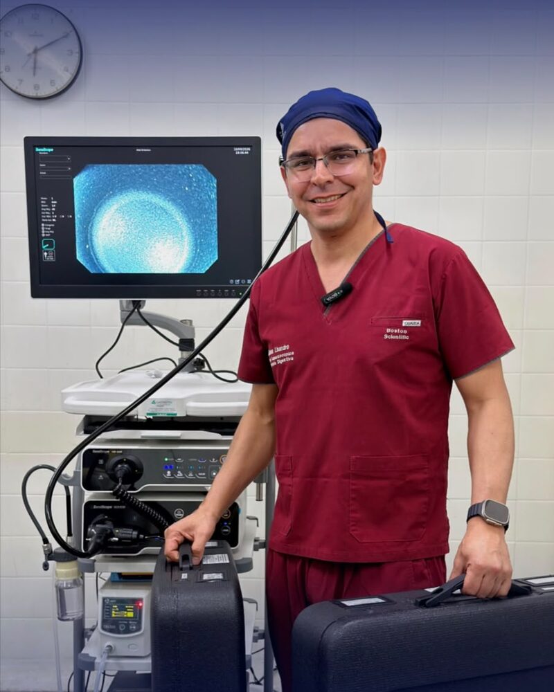Dr. Lisandro Zenón junto a la nueva torre de videoendoscopia de alta definición