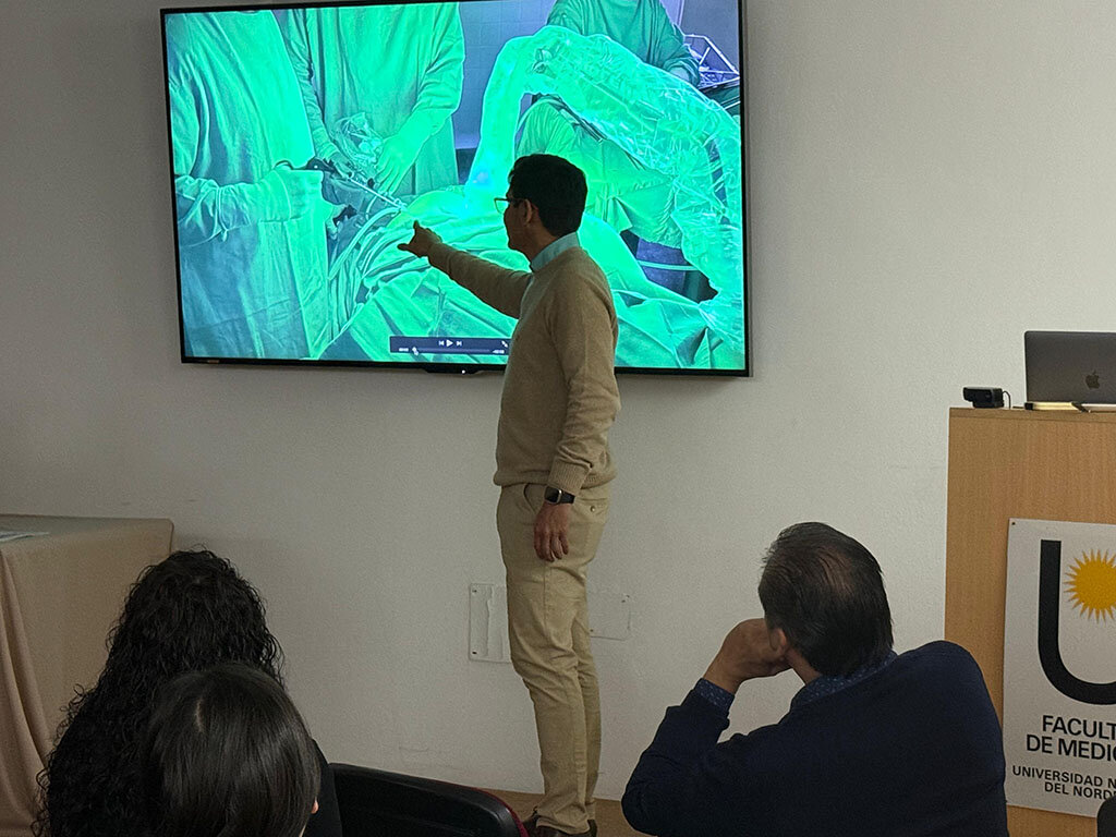 Clase de cirugía con proyección en pantalla