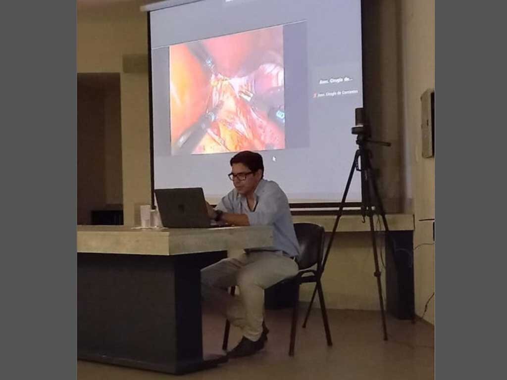 Exposición con proyección de video de cirugía