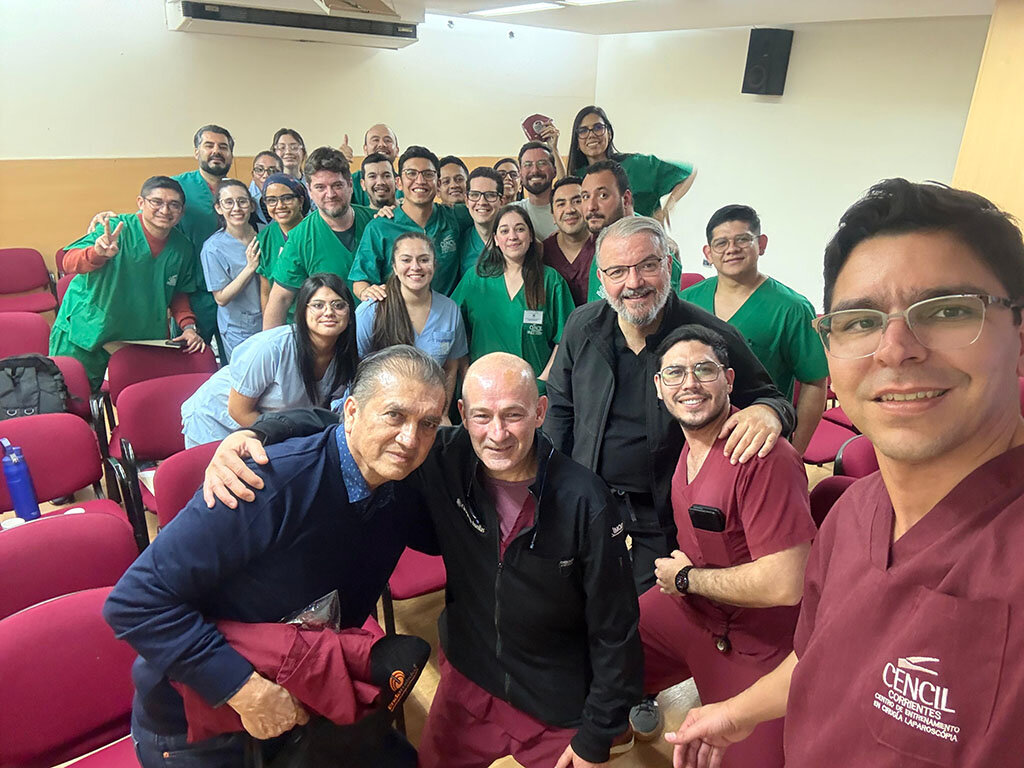 Grupo de participantes de un curso de cirugía