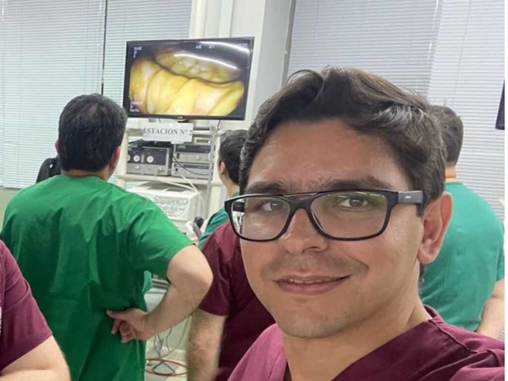 Dr. Lisandro Zenón junto a una torre de endoscopia